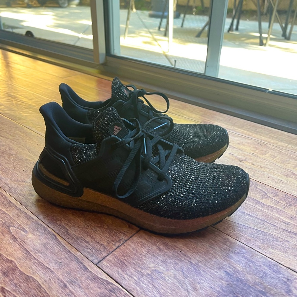ULTRABOOST 20
Color: Core Black / Core Black / Signal Pink
Size: 8